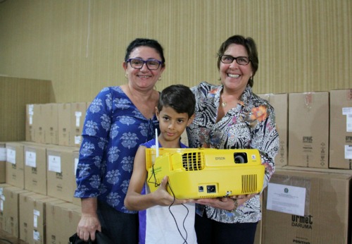 Célia Rocha entrega 80 equipamentos de informática à Educação em Arapiraca/AL